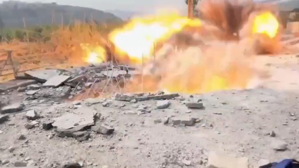 Στιγμές τρόμου για ρεπόρτερ του Russia Today στον Λίβανο: Πυραυλικό πλήγμα προσγειώνεται δίπλα του