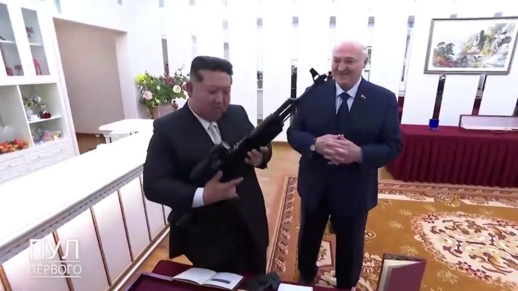 Λουκασένκο: Έκανε δώρο τουφέκι στον Κιμ Γιονγκ Ουν – «Για παν ενδεχόμενο, αν εμφανιστούν εχθροί»