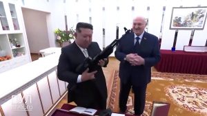 Λουκασένκο: Έκανε δώρο τουφέκι στον Κιμ Γιονγκ Ουν – «Για παν ενδεχόμενο, αν εμφανιστούν εχθροί»