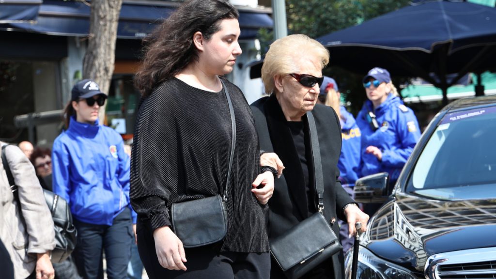 Κηδεία Μαρινέλλας: Υποβασταζόμενη έφτασε στη Μητρόπολη η αδερφή της, Λούλα Γρηγοριάδη (pics)