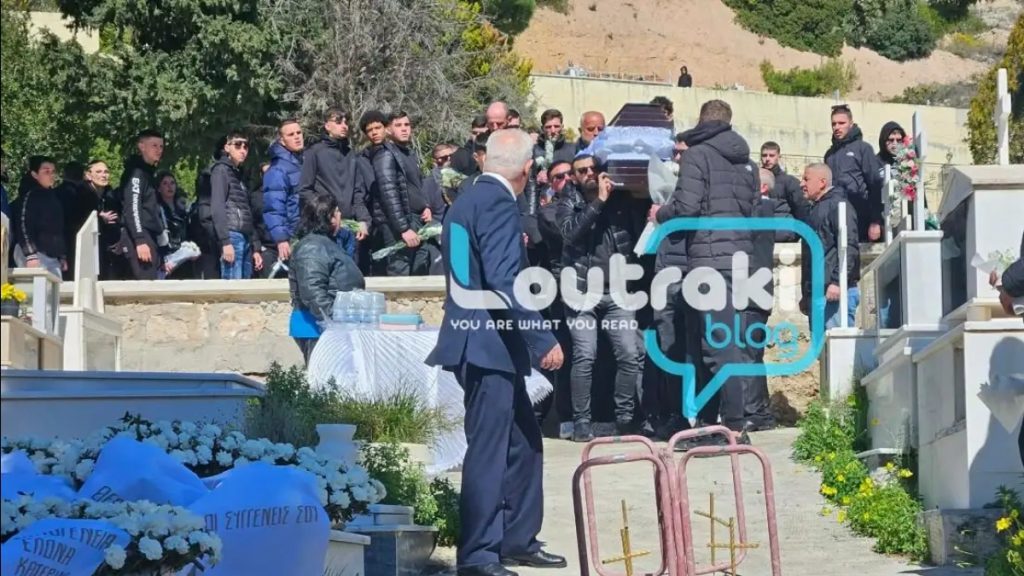 Λουτράκι: Σπαρακτικές εικόνες στην κηδεία του 17χρονου – Σήκωσαν το φέρετρο οι φίλοι του (Φωτογραφίες)