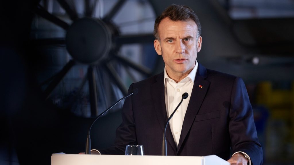 Εμανουέλ Μακρόν: Έφτασε στη Σούδα ο Γάλλος πρόεδρος – Τον υποδέχθηκε ο Δένδιας (Βίντεο)