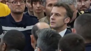 Ο Μακρόν έψαλε με ναύτες τον Εθνικό Ύμνο της Γαλλίας πάνω στο αεροπλανοφόρο “Σαρλ Ντε Γκωλ” (βίντεο)