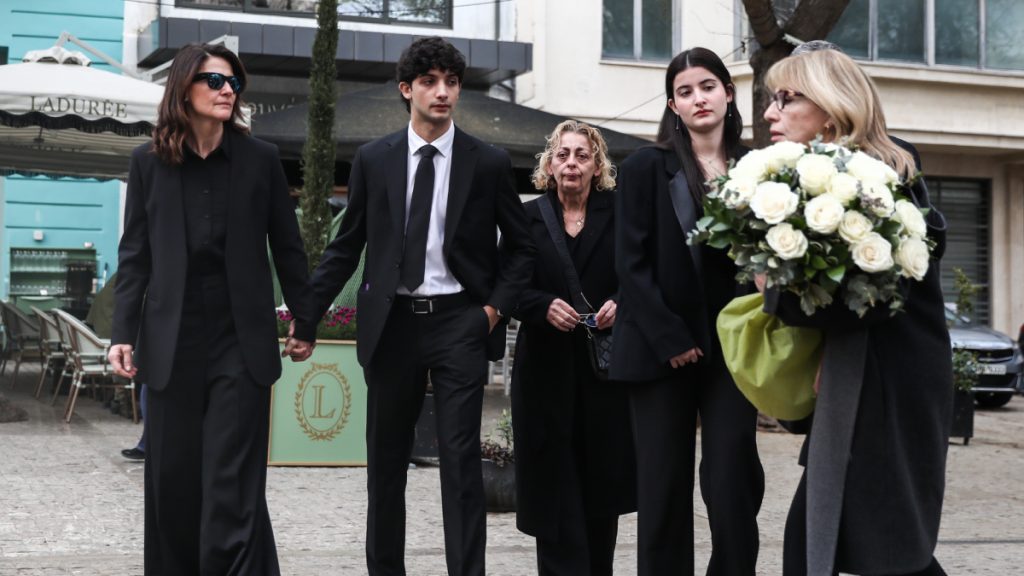 Μαρινέλλα: Στη Μητρόπολη η σορός της – Συγκινημένη στο τελευταίο «αντίο» η κόρη της, Τζωρτίνα (pics)