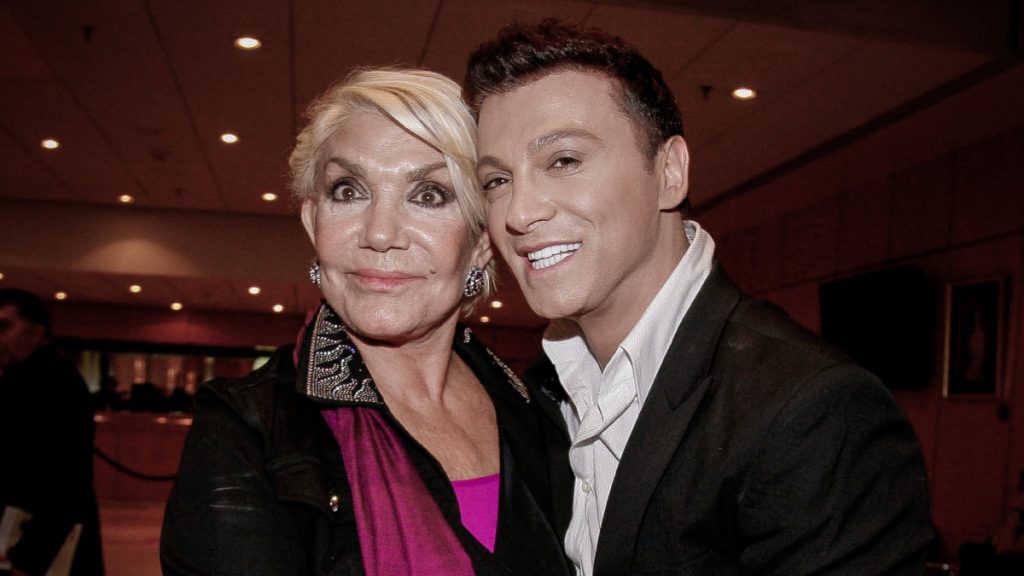 Όταν η ακομπλεξάριστη Μαρινέλλα χειροκροτούσε τον Τάκη Ζαχαράτο που την μιμήθηκε (βίντεο)