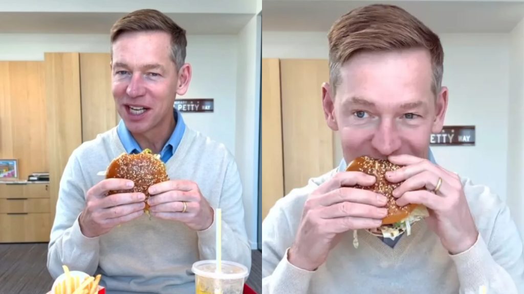 Ο CEO των McDonald’s δοκιμάζει το νέο «Big Arch» και γίνεται παγκόσμιο meme – Δείτε το viral βίντεο (vid)