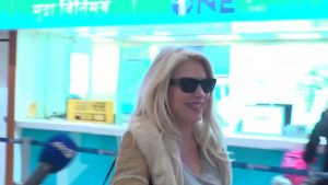 Ελένη Μενεγάκη: Η ενόχλησή της με τους δημοσιογράφους – «Σας παρακαλώ πηγαίνετε σπίτι σας»