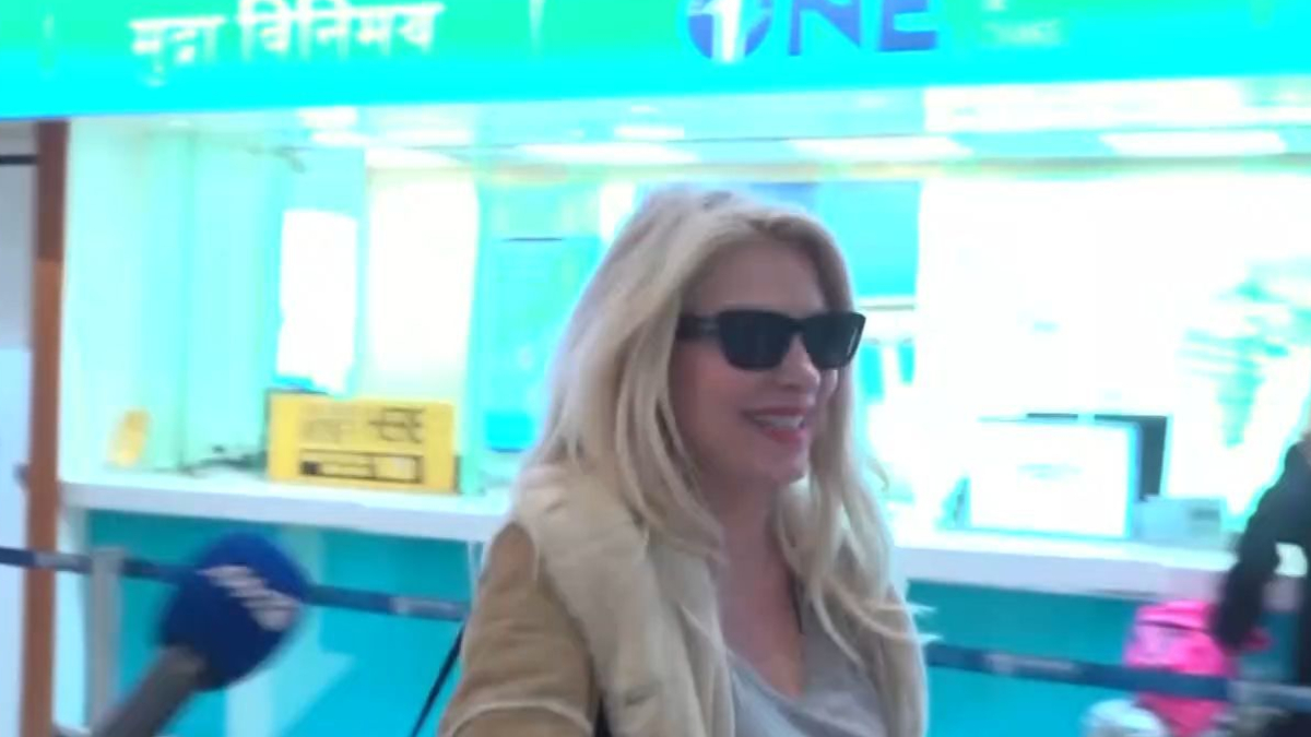 Ελένη Μενεγάκη: Η ενόχλησή της με τους δημοσιογράφους – «Σας παρακαλώ πηγαίνετε σπίτι σας»