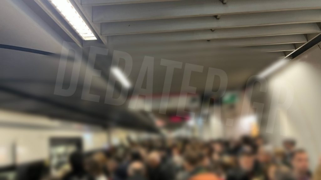 Το αδιαχώρητο επικρατεί το πρωί στις αποβάθρες του μετρό Συντάγματος (εικόνα)