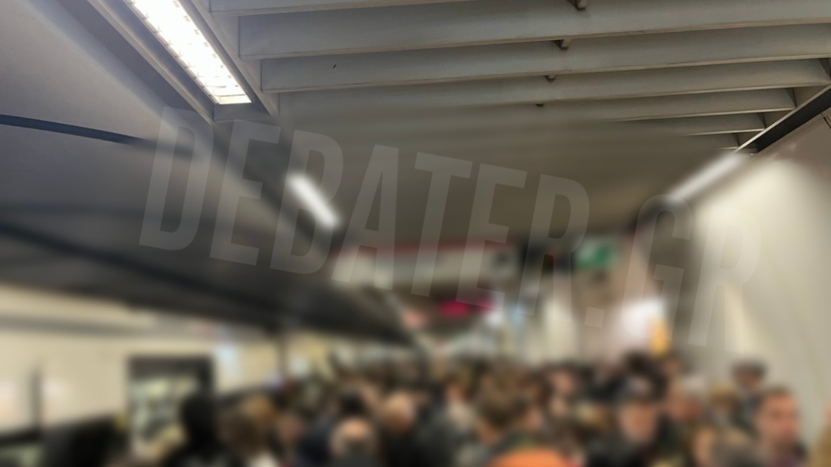 Το αδιαχώρητο επικρατεί το πρωί στις αποβάθρες του μετρό Συντάγματος (εικόνα)