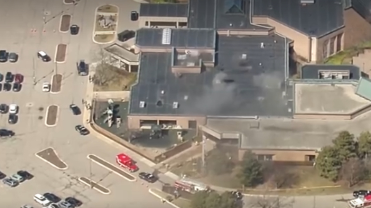 ΗΠΑ: Ένοπλος εισέβαλε με αυτοκίνητο σε συναγωγή στο Μίσιγκαν και άρχισε να πυροβολεί (Βίντεο)