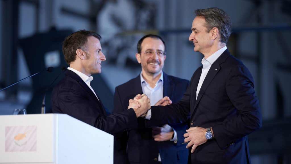 Τα μηνύματα από την τριμερή Μητσοτάκη, Μακρόν, Χριστοδουλίδη στην Κύπρο – Επί τάπητος οικονομία και αποκλιμάκωση στη Μέση Ανατολή