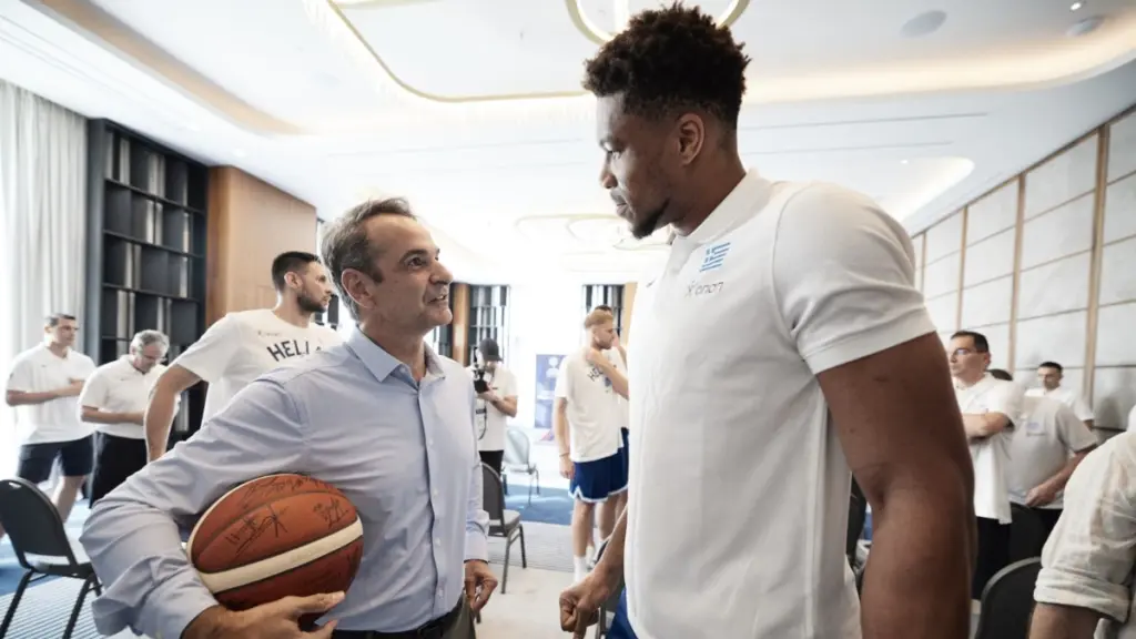 Ο Μητσοτάκης συνεχάρη τον Γιάννη Αντετοκούνμπο για το Ευρωπαϊκό Τάγμα της Αξίας: “Ενσαρκώνει τις κοινές μας αξίες”