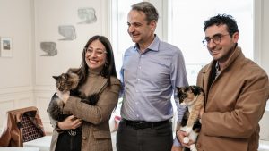 Στο Μαξίμου οι επαναπατρισθέντες από τη Μέση Ανατολή – Συναντήθηκαν με τον Κυριάκο Μητσοτάκη (εικόνες)