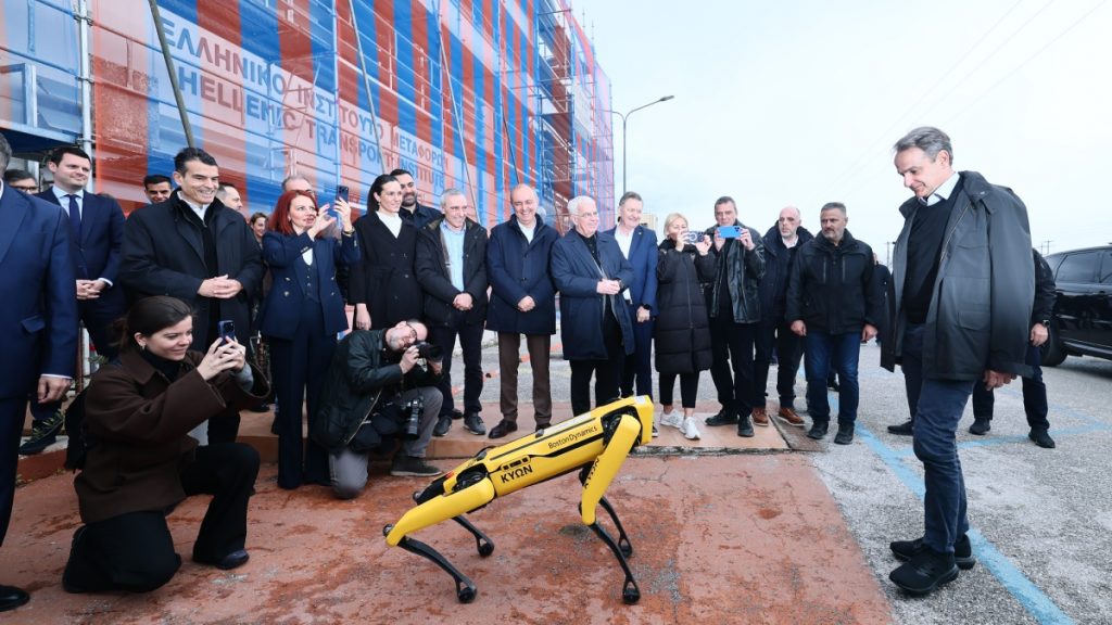 Ο σκύλος ρομπότ, Κύων, υποδέχθηκε τον Κυριάκο Μητσοτάκη στην Θεσσαλονίκη (βίντεο)