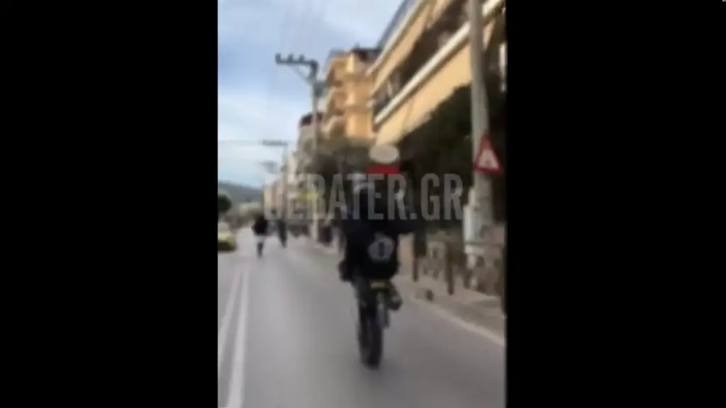 Πετρούπολη: Οδηγός μηχανής κάνει σούζες στο αντίθετο ρεύμα – Δείτε το βίντεο