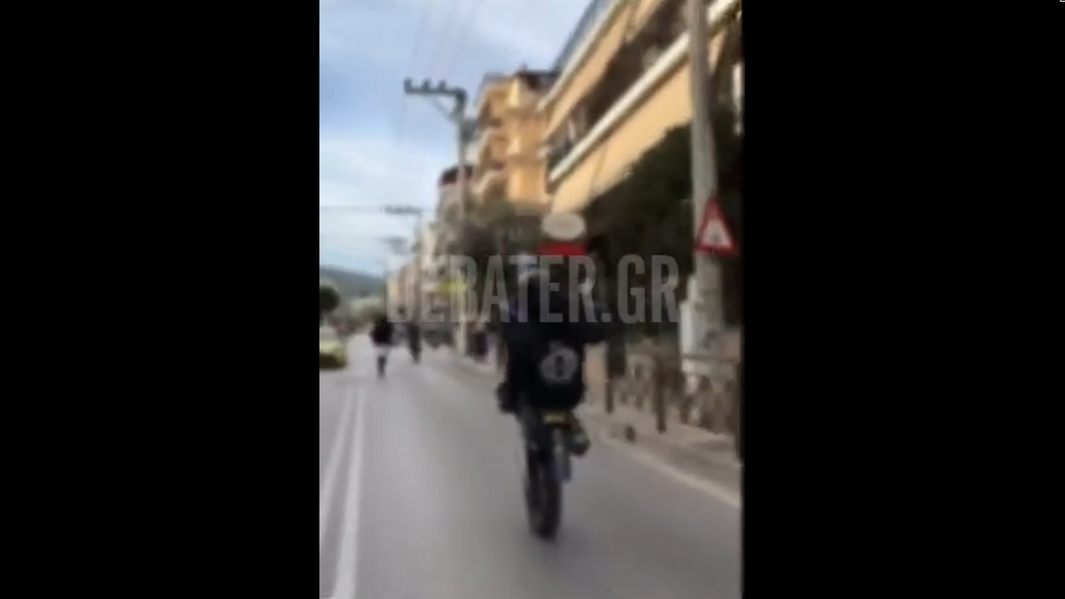 Πετρούπολη: Οδηγός μηχανής κάνει σούζες στο αντίθετο ρεύμα – Δείτε το βίντεο