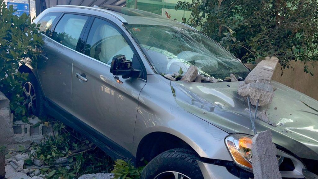 Ναύπλιο: Αυτοκίνητο «καρφώθηκε» σε εξωτερικό χώρο πολυκατοικίας