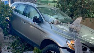 Ναύπλιο: Αυτοκίνητο «καρφώθηκε» σε εξωτερικό χώρο πολυκατοικίας