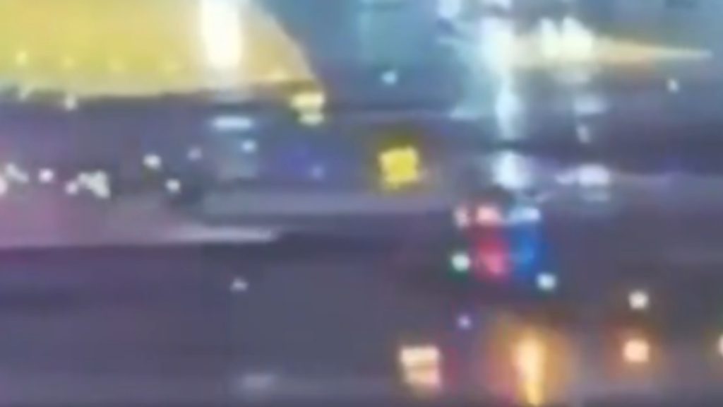 Νέα Υόρκη: Σοκαριστικό βίντεο από τη στιγμή της σύγκρουσης του αεροσκάφους με το πυροσβεστικό στο αεροδρόμιο La Guardia