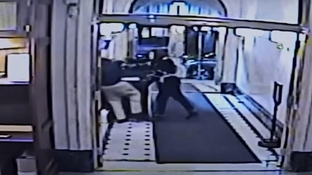 Νέα Υόρκη: 71χρονος θυρωρός ξυλοκοπήθηκε από άνδρα και συνέχισε να τον αποκαλεί ευγενικά “κύριε” (βίντεο)