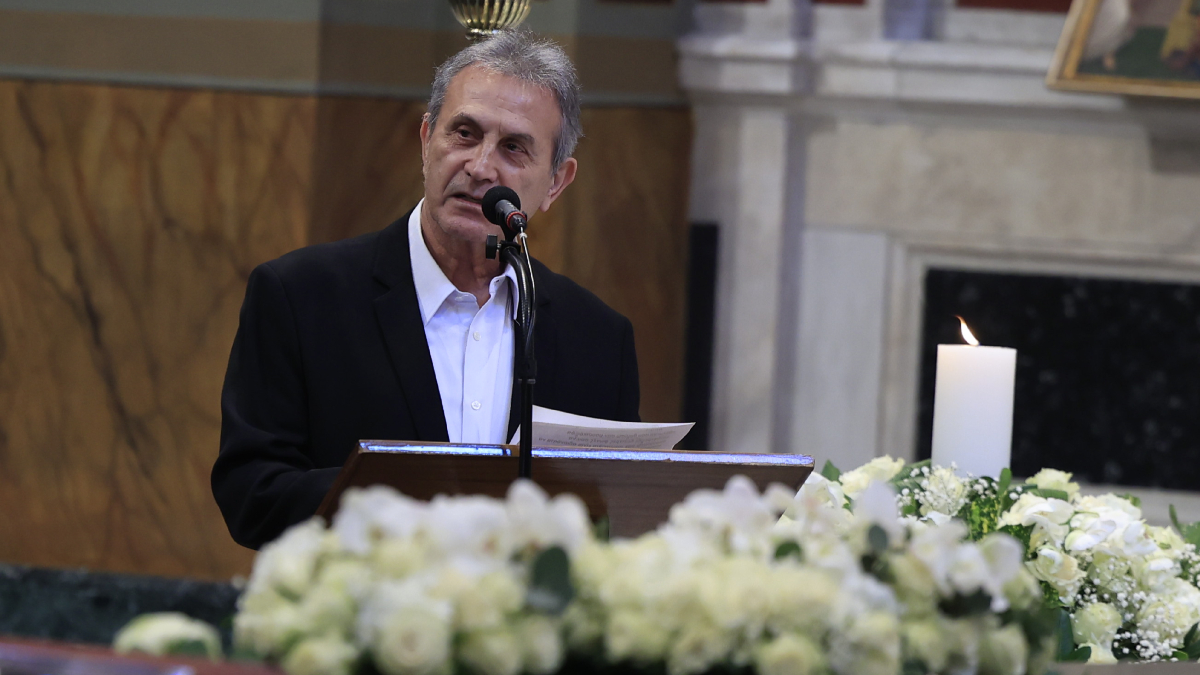 Ο επικήδειος του Γιώργου Νταλάρα στην Μαρινέλλα – «Άνοιξες πόρτες, έριξες ταμπού, γκρέμισες κάστρα»