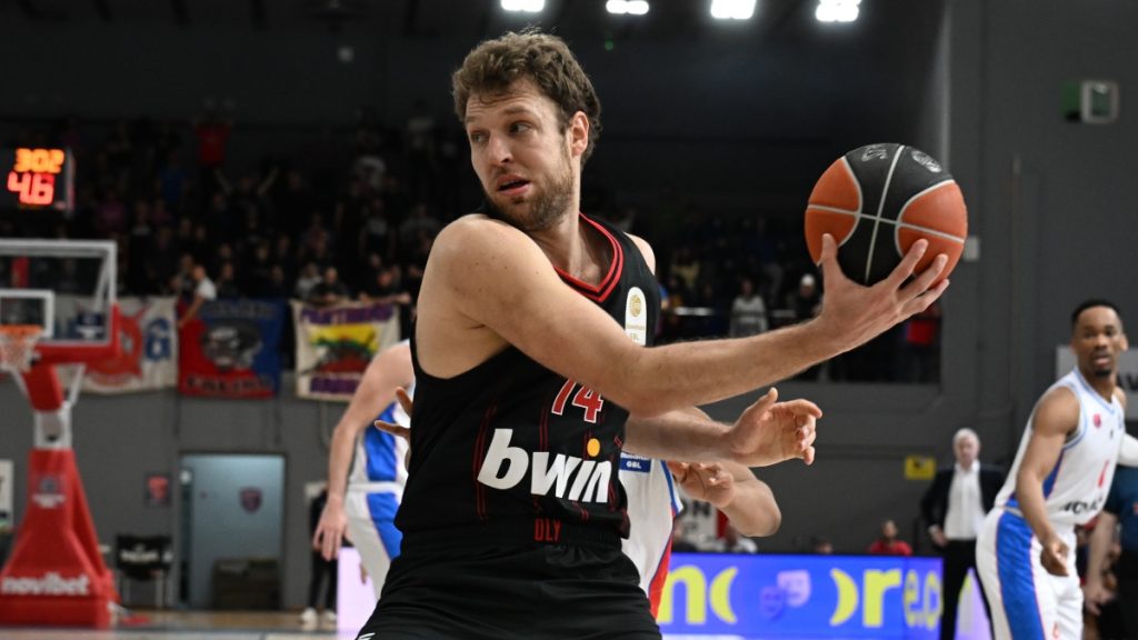 Ο Ολυμπιακός κέρδισε δύσκολα τον Πανιώνιο με “20αρη” Βεζένκοφ και έκανε το 20 στα 20