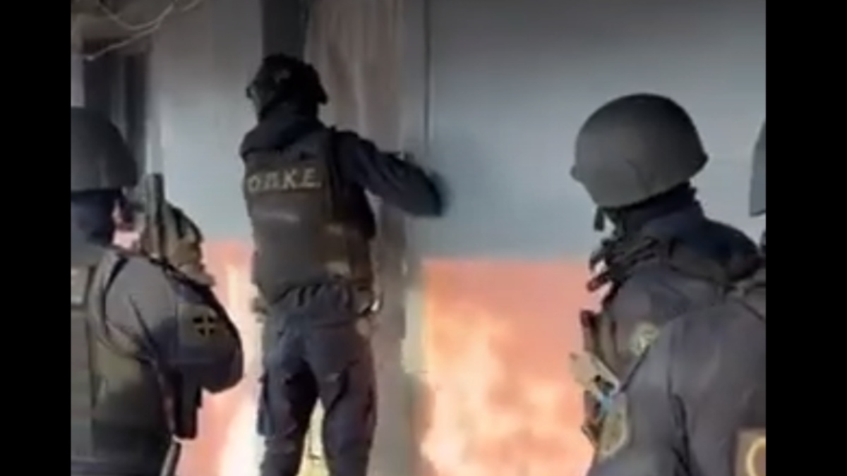 Έφοδος της αστυνομίας σε οικισμούς στην Παιανία και στα Σπάτα – 16 συλλήψεις, ξηλώθηκε καλώδιο ρεύματος 230 μέτρων