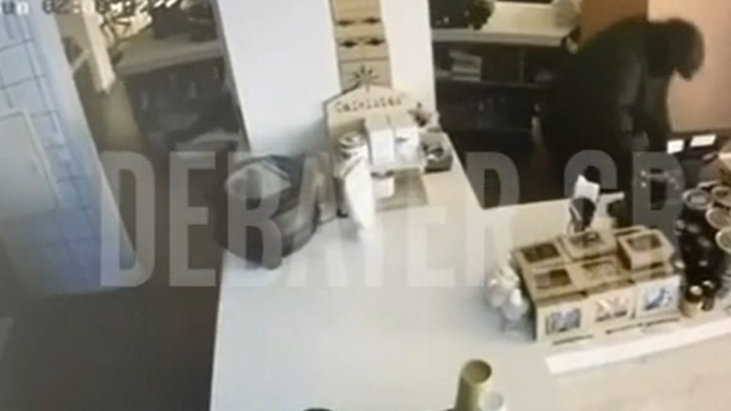 Βίντεο ντοκουμέντα από τη δράση των διαρρηκτών που ξάφριζαν καταστήματα στο Παλαιό Φάληρο