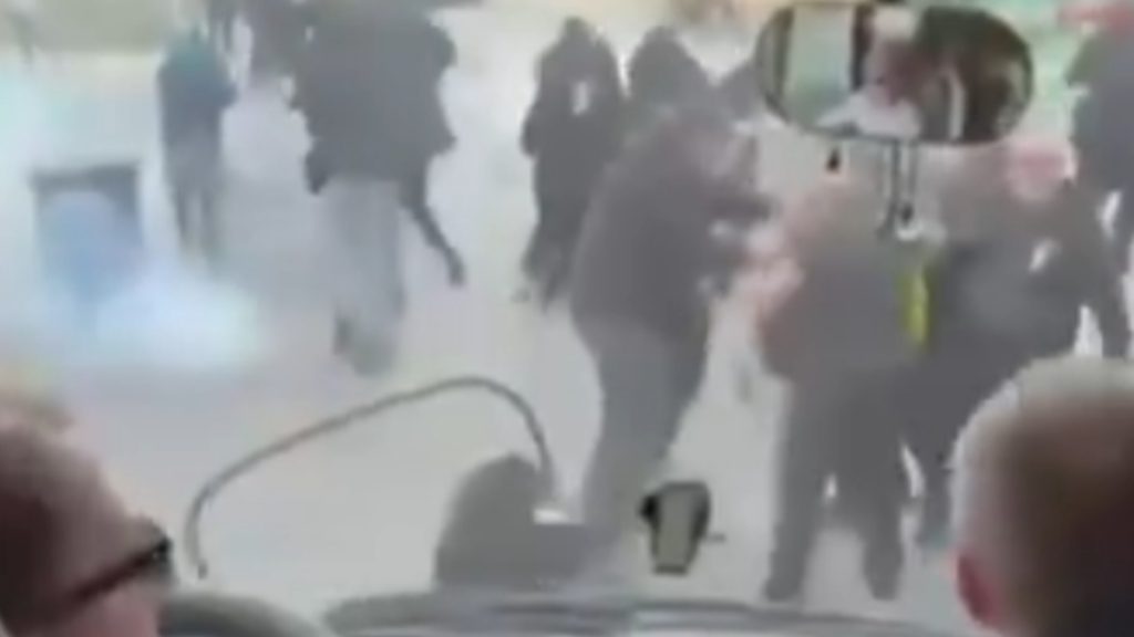 Παναθηναϊκός: Επίθεση οπαδών των “πρασίνων” στο πούλμαν της ομάδας μπάσκετ γυναικών του Ολυμπιακού (βίντεο)