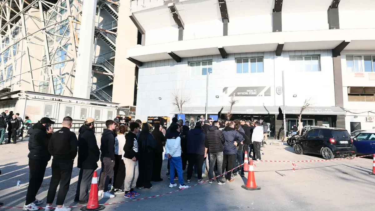 «Τρέλα» από τους φιλάθλους του ΠΑΟΚ για την επετειακή φανέλα των 100 χρόνων – Ουρές έξκω από την Τούμπα (Βίντεο – Φωτογραφίες)