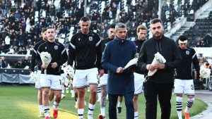 Συγκινητικές στιγμές στο ΠΑΟΚ-Λεβαδειακός: Λουλούδια στη μνήμη του 20χρονου μπροστά στη Θύρα 4 – Διακόπηκε ο αγώνας στο 20ο λεπτό