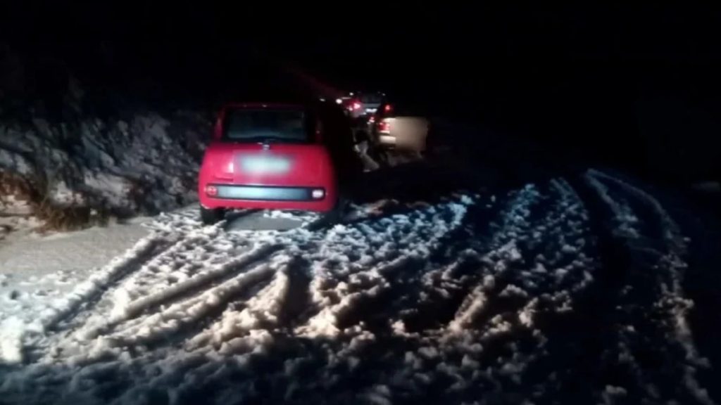 «Άσπρισε» από την χαλαζόπτωση το Πάπιγκο – Εγκλωβίστηκαν πολλά οχήματα