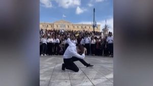 Συγκινητική στιγμή στο Σύνταγμα: Μαθητής Λυκείου χορεύει ζεϊμπέκικο μετά την παρέλαση (βίντεο)