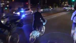 Παρίσι: Με ποδήλατο πήγε στο δημαρχείο ο  Εμανουέλ Γκρεγκουάρ μετά τη νίκη του στις δημοτικές εκλογές (βίντεο)