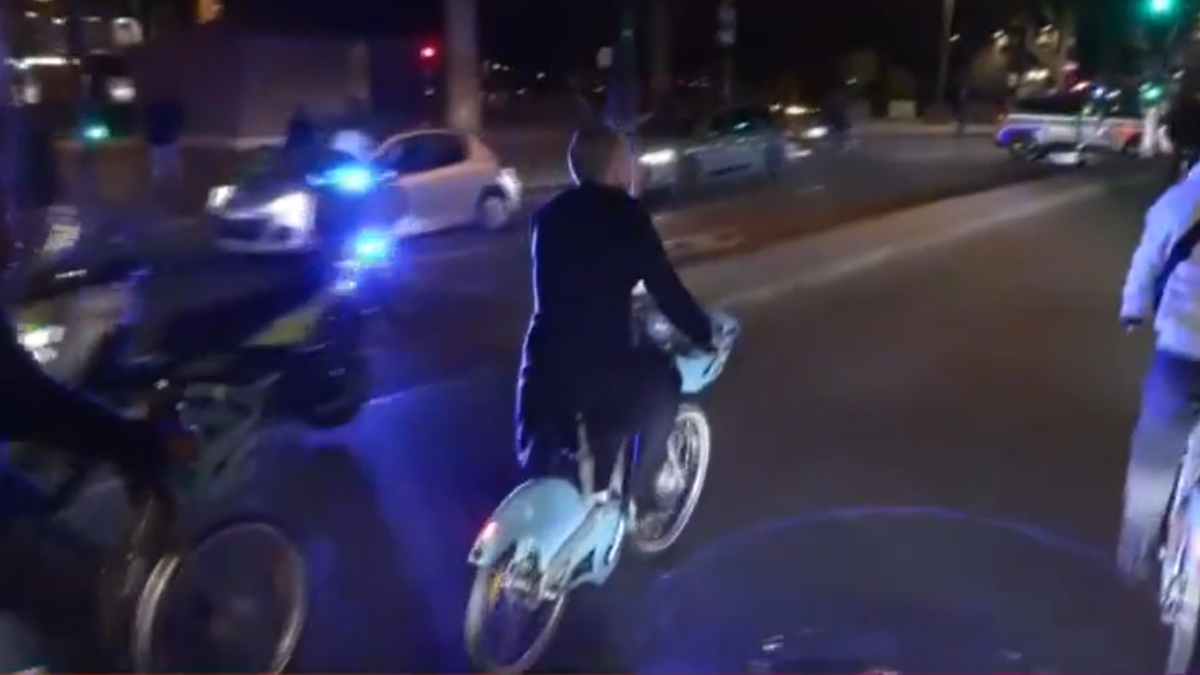 Παρίσι: Με ποδήλατο πήγε στο δημαρχείο ο  Εμανουέλ Γκρεγκουάρ μετά τη νίκη του στις δημοτικές εκλογές (βίντεο)