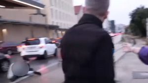 Απίστευτο σκηνικό στην Πάτρα: Νεαροί έπεσαν από πατίνι σε live μετάδοση (βίντεο)