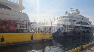 Πυρκαγιά σε σκάφος στα ναυπηγεία Περάματος – Καλά στην υγεία τους οι ναυτικοί (βίντεο)