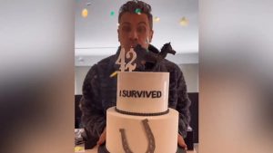 Γενέθλια για τον Άκη Πετρετζίκη: Τούρτα-έκπληξη με άλογο και challenge με κρεμμύδια