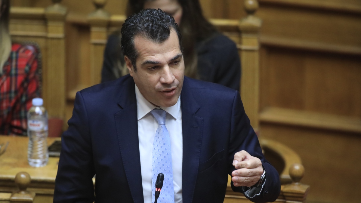 Πλεύρης: “Σε εξέταση το πλαίσιο για τη μπούρκα – Το ζήτημα συνδέεται με την προστασία των δικαιωμάτων των γυναικών”