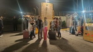 Ελευσίνα: Επέστρεψαν 91 Έλληνες που είχαν εγκλωβιστεί στο Άμπου Ντάμπι (Φωτογραφίες – Βίντεο)