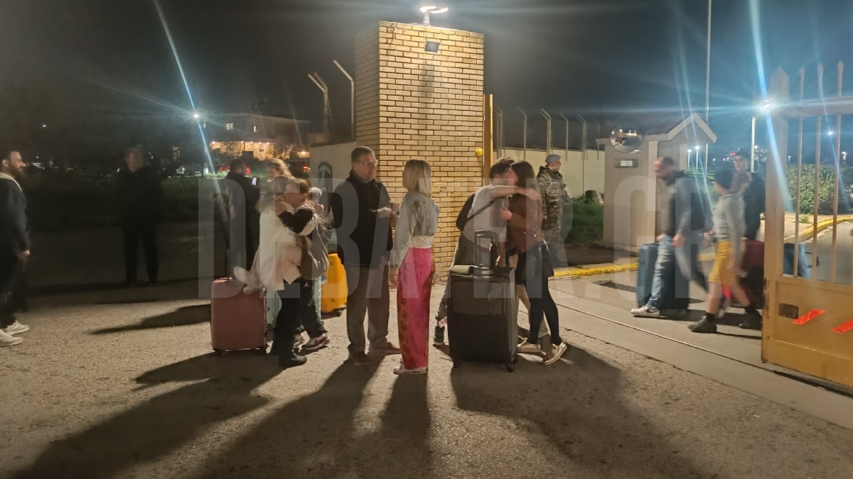 Ελευσίνα: Επέστρεψαν 91 Έλληνες που είχαν εγκλωβιστεί στο Άμπου Ντάμπι (Φωτογραφίες – Βίντεο)