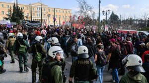 Παγκόσμια Ημέρα της Γυναίκας: Με παλμό και μεγάλη συμμετοχή η πορεία στην Αθήνα – Πέταξαν μπογιές στο υπουργείο Εργασίας (εικόνες)