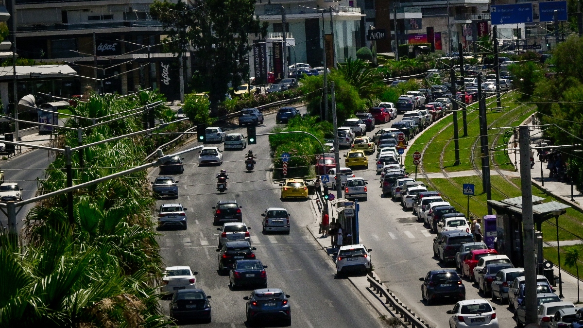 Στο “κόκκινο” η Ποσειδώνος μετά από καραμπόλα πέντε οχημάτων