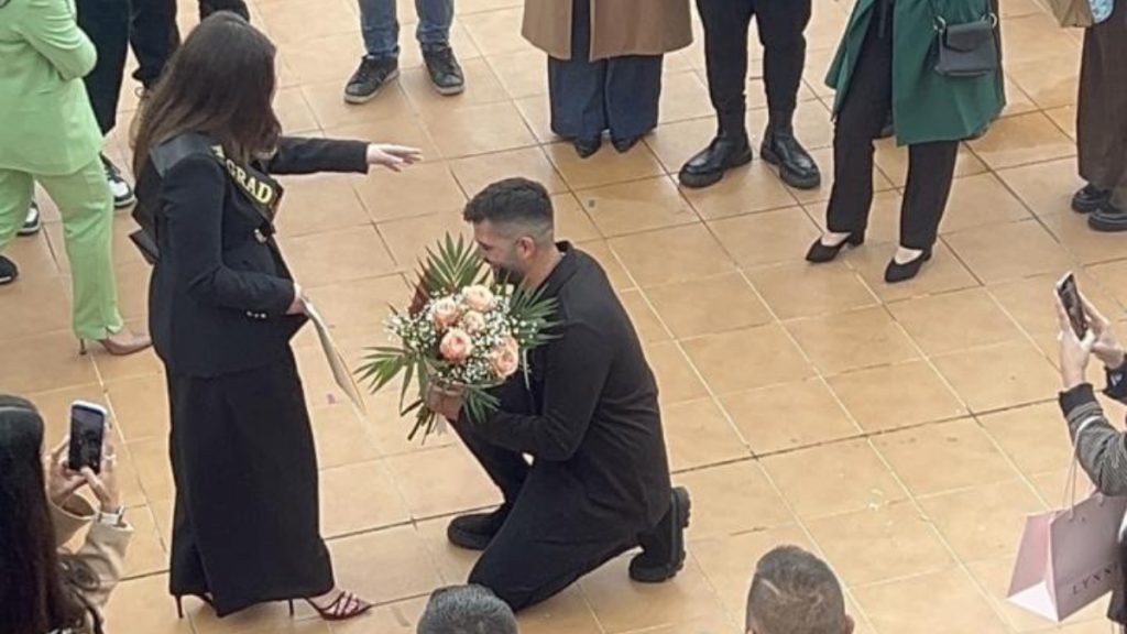 Ρέθυμνο: Δέχθηκε πρόταση γάμου από τον αγαπημένο της μετά την ορκωμοσία στο Πανεπιστήμιο Κρήτης (βίντεο)