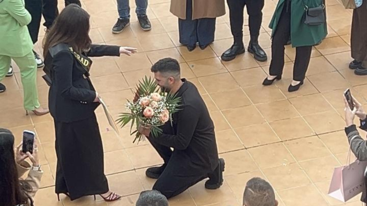 Ρέθυμνο: Δέχθηκε πρόταση γάμου από τον αγαπημένο της μετά την ορκωμοσία στο Πανεπιστήμιο Κρήτης (βίντεο)