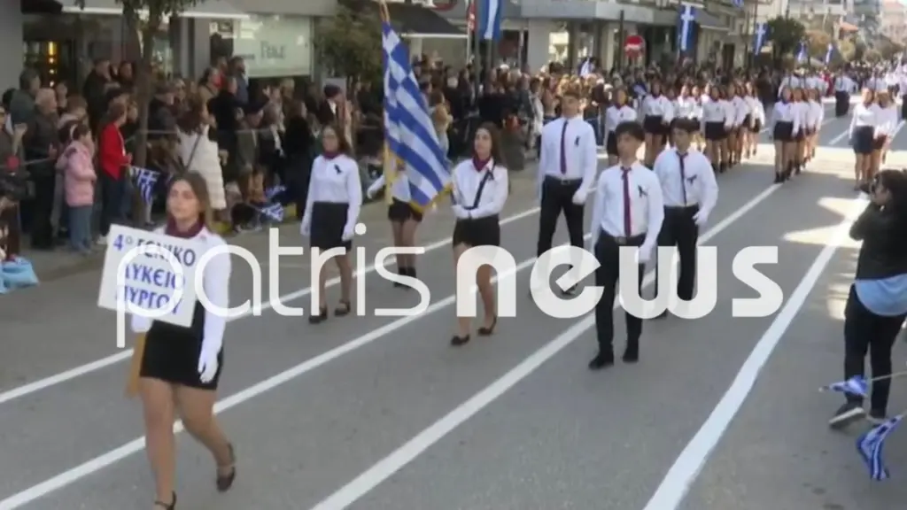 Συγκίνηση στον Πύργο: Μαθητές απέτισαν φόρο τιμής στον συμμαθητή τους που σκοτώθηκε πέφτοντας από μπαλκόνι (Βίντεο)