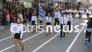 Συγκίνηση στον Πύργο: Μαθητές απέτισαν φόρο τιμής στον συμμαθητή τους που σκοτώθηκε πέφτοντας από μπαλκόνι (Βίντεο)