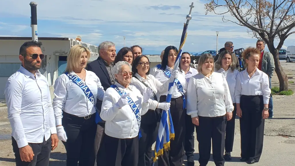 25η Μαρτίου: Η 82χρονη κυρία Σοφία παρέλασε περήφανα στη Ρόδο και καταχειροκροτήθηκε από τον κόσμο