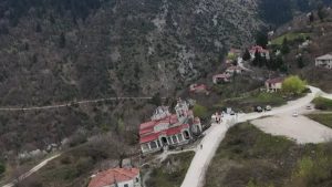 Τρίκαλα: Το βίντεο – αφιέρωμα του Γαλλικού Πρακτορείου για την εκκλησία με κλίση 17 μοιρών στο Ροπωτό